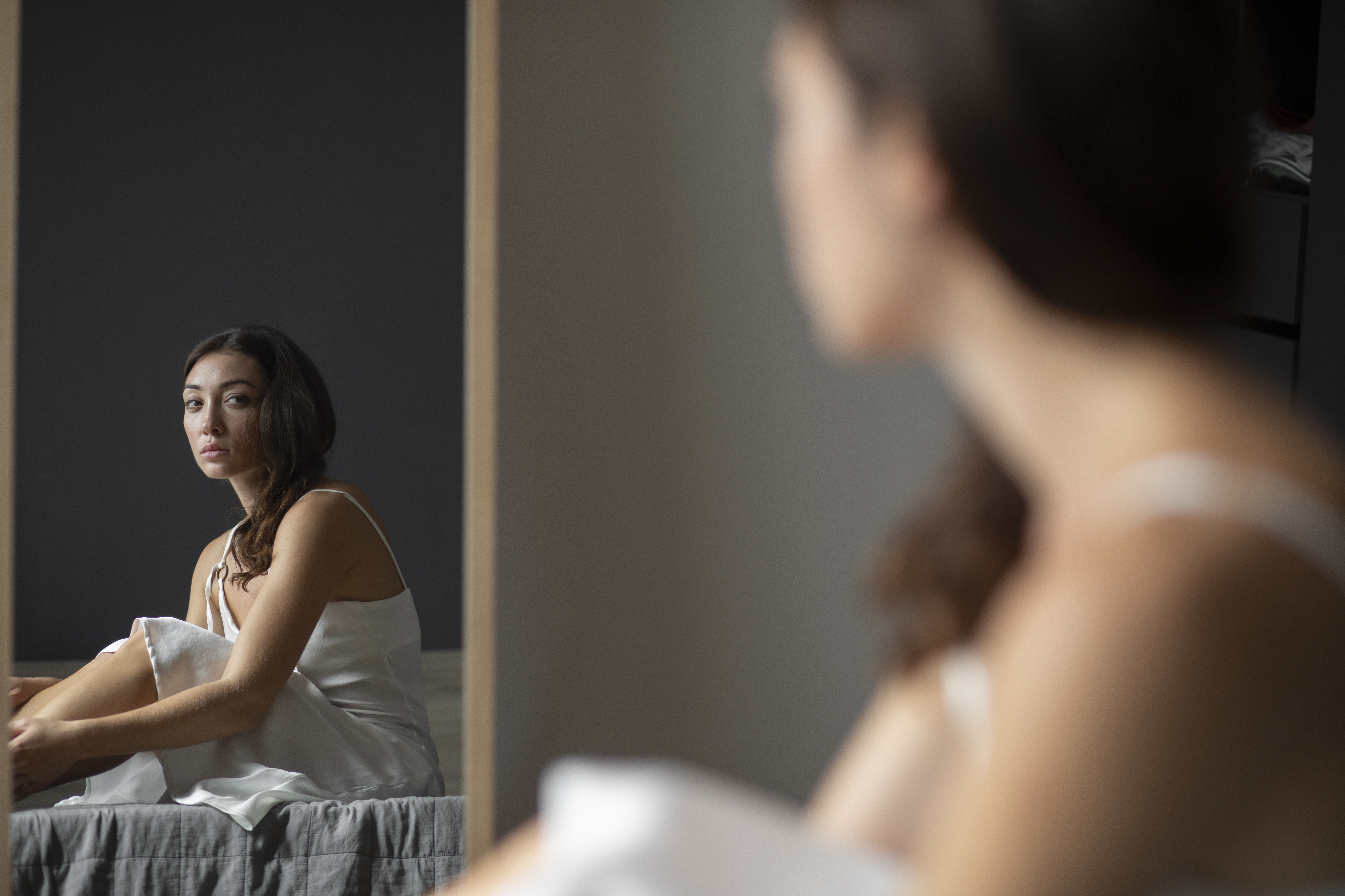 Mulher refletindo sobre autocrítica